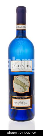 Winneconne, WI - 22 aprile 2021: Una bottiglia di vino Bartenura su uno sfondo isolato Foto Stock