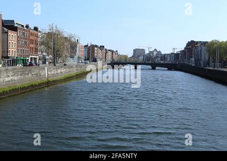 Il fiume Liffey che attraversa Dublino, in Irlanda Foto Stock