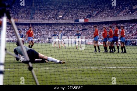 Parigi, Frankreich. 23 Apr 2021. Michel PLATINI (fra, 4° da destra) segna l'obiettivo di farlo 1-0 con un calcio libero; la palla scivola sotto il goalhueter, goalwart Luis Miguel ARCONADA (ESP); Campionato europeo di calcio EURO 1984 in Francia, finale Francia (fra) - Spagna (ESP) 2: 0, on June 27, 1984 in Paris Â | Usage worldwide Credit: dpa/Alamy Live News Foto Stock