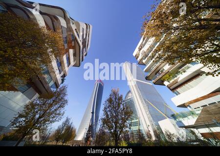 Milano, Italia: Parco cittadino moderno con gli edifici residenziali Hadid e le tre Torri Foto Stock