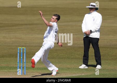 CHESTER LE STREET, REGNO UNITO. 23 APRILE Sam Conners del Derbyshire in azione di bowling durante la partita LV= Insurance County Championship tra il Durham County Cricket Club e il Derbyshire County Cricket Club a Emirates Riverside, Chester le Street venerdì 23 aprile 2021. (Credit: Robert Smith | MI News) Credit: MI News & Sport /Alamy Live News Foto Stock