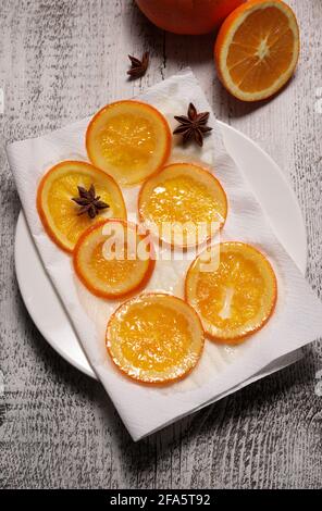 Fette di arancio caramellate. Fette appassite di arancio. Direttamente sopra. Foto Stock