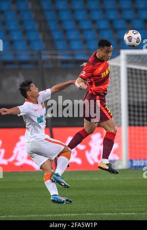 Suzhou, provincia cinese di Jiangsu. 23 Apr 2021. Pan Ximing (R) del FC Hebei compete durante la prima partita tra Hebei FC e Wuhan FC alla stagione 2021 Chinese Football Association Super League (CSL) Suzhou Division a Suzhou, nella provincia di Jiangsu, nella Cina orientale, il 23 aprile 2021. Credit: Li Bo/Xinhua/Alamy Live News Foto Stock