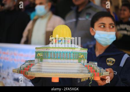 Deir al-Balah, la striscia di Gaza, Palestina. 23 Apr 2021. I palestinesi sostengono la mosqueat di al Aqsa a Deir al-Balah, nel centro della striscia di Gaza. Credit: Mahmoud Khattab/Quds Net News/ZUMA Wire/Alamy Live News Foto Stock