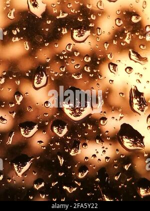 Gocce d'acqua viste dall'interno della mia stanza, durante la giornata piovosa a Goettingen, in Germania. Foto Stock