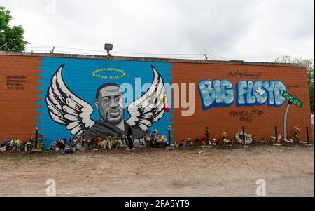 Houston, Stati Uniti. 22 Apr 2021. Fiori freschi, palloncini e altri gettoni sono lasciati a George Floyd Mural a Third Ward, Houston, Texas, il 22 aprile 2021. Derek Chauvin fu giudicato colpevole di tutti e tre i capi per la morte di Floyd a Minneapolis il 25 maggio 2020. (Foto di Jennifer Lake/SIPA USA) Credit: Sipa USA/Alamy Live News Foto Stock