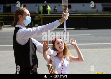 Londra, Inghilterra, Regno Unito. 23 Apr 2021. Un sostenitore del PETA in un vestito in stile bandiera inglese rosso e bianco, seduto a un tavolo da pranzo fuori dal parlamento britannico il giorno di San Giorgio è stato visto come 'alimentato a forza' la sua cena attraverso un tubo, allo stesso modo i produttori di foie gras pompano il grano negli stomachi di oche terrorizzate e anatre per allargare i loro fegati. Il processo è illegale nel Regno Unito. Credit: Tayfun Salci/ZUMA Wire/Alamy Live News Foto Stock