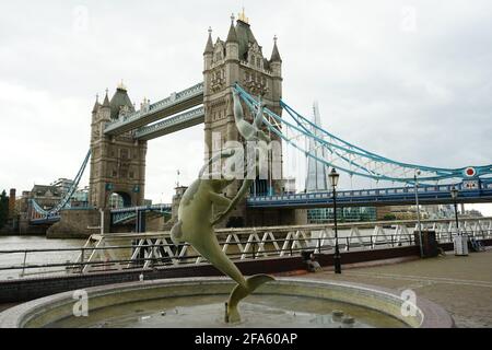 London Tower Bridge, Inghilterra, Regno Unito con David Wayne Sculpture "ragazza con il Delfino" in primo piano Foto Stock