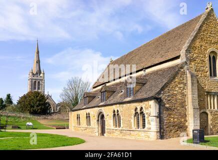 Il castello di Oakham ospita la più completa Norman Great Hall d'Inghilterra E All Saints Parish Church torre Rutland Inghilterra UK GB Europa Foto Stock