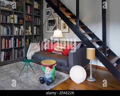 Soggiorno contemporaneo, interno in una casa italiana con scale Foto Stock