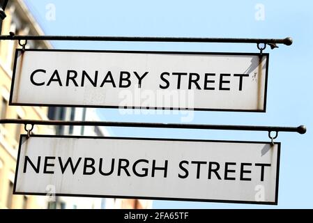 Londra, Inghilterra, Regno Unito. Carnaby Street / Newburgh Street indicazioni Foto Stock