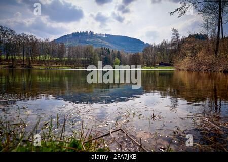 Il bacino idrico di Esmecke, chiamato anche Einbergsee, è una splendida area ricreativa naturale nel parco naturale Sauerland-Rothaargebirge. Foto Stock