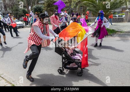 Celebrazioni del 23 aprile la sovranità nazionale e la Giornata dei bambini organizzata dal comune di Kadikoy sul coprifuoco a Kadikoy, Istanbul, Turchia il 23 aprile. Foto Stock