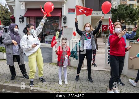 Celebrazioni del 23 aprile la sovranità nazionale e la Giornata dei bambini organizzata dal comune di Kadikoy sul coprifuoco a Kadikoy, Istanbul, Turchia il 23 aprile. Foto Stock