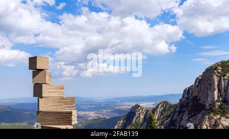 Montserrat, Barcellona - Spagna. 15 luglio 2020: Scultura contemporanea sulla collina in Abbazia di Montserrat. Spagna Foto Stock