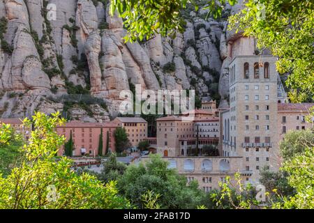 Montserrat, Barcellona - Spagna. 15 luglio 2020: Bella vista della famosa abbazia benedettina di Montserrat (Santa Maria de Montserrat) Foto Stock