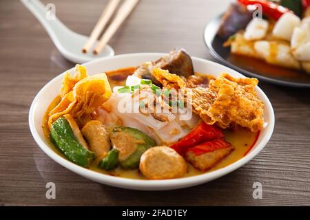 Curry Chee Cheong Fun o Rice Noodle servito con yong tau foo Foto Stock