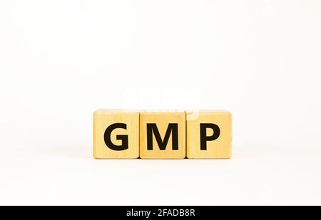 GMP, simbolo di buona pratica di fabbricazione. Concetto 'GMP, buona pratica di fabbricazione' su cubi su uno sfondo bianco bello. Business e GMP, Foto Stock