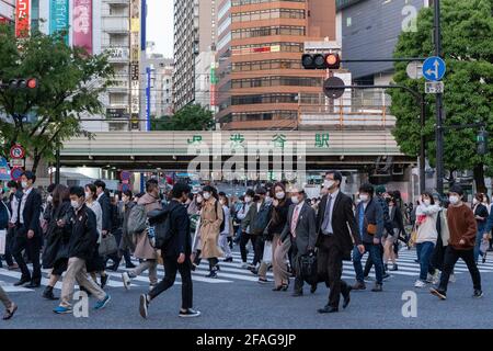 Tokyo. 23 Apr 2021. I pedoni che indossano maschere protettive attraversano un incrocio trafficato a Shibuya a Tokyo, Giappone, il 23 aprile 2021. Il primo ministro giapponese Yoshihide Suga venerdì ha dichiarato un terzo stato di emergenza sulla COVID-19 a Tokyo, Osaka, Kyoto e Hyogo. Lo stato di emergenza entrerà in vigore da domenica a maggio 11. Credit: Christopher Jue/Xinhua/Alamy Live News Foto Stock