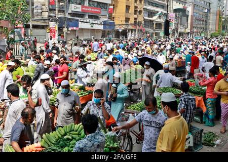 Dhaka, Bangladesh - 23 aprile 2021: Folle di persone per acquistare verdure e frutta dai falciatori di strada nella capitale Naya Paltan dopo le preghiere del venerdì a. Foto Stock