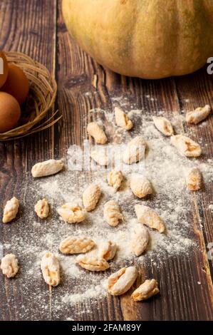 impastare per preparare gli gnocchi di zucca Foto Stock