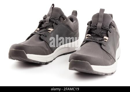 coppia di scarpe leggere airmesh estive walking nere isolate su sfondo bianco, vista frontale Foto Stock