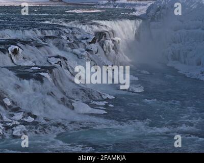 Splendida vista in primo piano della cascata superiore di Gullfoss acqua caduta nel sud-ovest Islanda, parte del famoso cerchio d'oro, nella stagione invernale con spray. Foto Stock