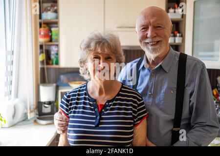 Coppia senior insieme nella loro cucina a casa Foto Stock