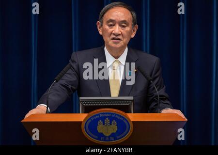 Tokyo, Giappone. 23 Apr 2021. Il primo ministro giapponese YOSHIHIDE SUGA parla durante una conferenza stampa a Tokyo, Giappone. Suga ha dichiarato uno stato di emergenza per Tokyo e le prefetture di Osaka, Kyoto e Hyogo che inizieranno il 25 aprile nel tentativo di frenare un'impennata nel Coronavirus di Covid-19. Tuttavia, con solo tre mesi di tempo a disposizione fino alle Olimpiadi, il Giappone ha vaccinato meno dell'1 per cento della sua popolazione in un programma che sta ricevendo critiche diffuse per il suo ritmo lento. Credit: POOL/ZUMA Wire/Alamy Live News Foto Stock