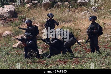 Nablus, Nablus. 23 Apr 2021. I membri della polizia di frontiera israeliana sono visti durante gli scontri a seguito di una protesta contro l'espansione degli insediamenti ebraici nel villaggio della Cisgiordania di Beit Dajan, ad est di Nablus, il 23 aprile 2021. Credit: Nidal Eshtayeh/Xinhua/Alamy Live News Foto Stock