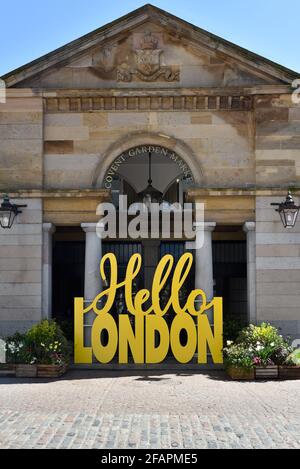 Covent Garden Piazza, Londra, Regno Unito. 23 Aprile 2021. Un grande cartello 'Hello London' a Covent Garden. Credit: Matthew Chpicle/Alamy Live News Foto Stock