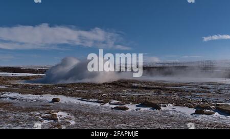 Piccola eruzione del famoso geyser Strokkur ('churn' islandese) con acqua di spruzzatura situato a Geysir nella zona geotermica Haukadalur, Islanda. Foto Stock