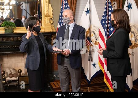Il vice presidente Kamala Harris swears-in Katherine Tai come rappresentante commerciale degli Stati Uniti Giovedi. 18 marzo 2021, presso la sede Ceremonial del Vice Presidente nella sede Eisenhower della Casa Bianca. (Foto ufficiale della Casa Bianca di Lawrence Jackson) Foto Stock