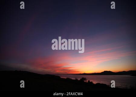 Tramonto sulla costa occidentale del Galles, Regno Unito Foto Stock