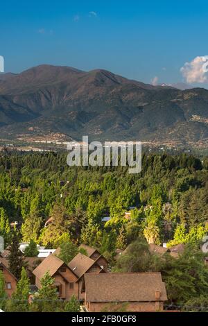 Vista sul quartiere di la Dehesa, un quartiere molto ricco ed esclusivo nel lato nord-orientale di Santiago del Cile. Foto Stock