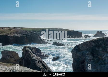 Acque quasi calme sulla costa selvaggia di Quiberon Foto Stock