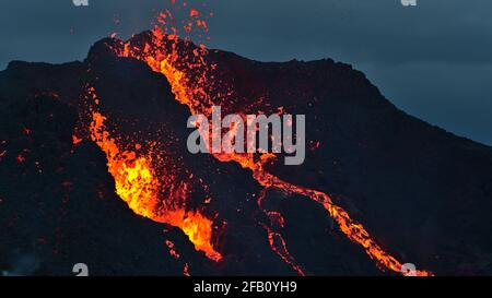 Vista ravvicinata mozzafiato del vulcano in eruzione nella valle di Geldingadalir vicino al monte Fagradalsfjall, Grindavík, penisola di Reykjanes, Islanda sud-occidentale. Foto Stock