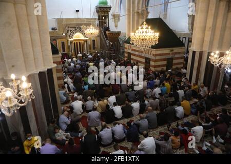 Hebron. 23 Apr 2021. La gente prega all'interno della moschea di Ibrahimi durante la preghiera del secondo venerdì del mese santo di Ramadan nella città della Cisgiordania di Hebron, 23 aprile 2021. Credit: Mamoun Wazwaz/Xinhua/Alamy Live News Foto Stock