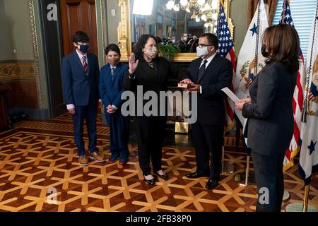 Il Vice Presidente Kamala Harris si isabella Guzman in qualità di Amministratore delle piccole imprese lunedì 22 marzo 2021, presso il Vice Presidente del Ceremonial Office nell'Eisenhower Executive Office Building della Casa Bianca. (Foto ufficiale della Casa Bianca di Lawrence Jackson) Foto Stock