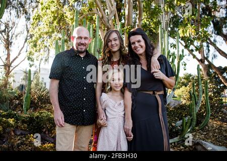 Famiglia di per standing in Desert Garden a San Diego Foto Stock