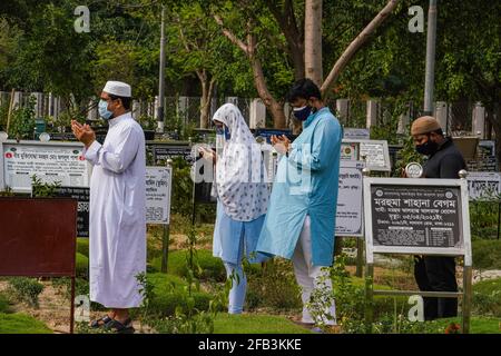 Dhaka, Dhaka, Bangladesh. 23 Apr 2021. Il membro della famiglia dice una preghiera per il suo parente, la persona che morì a causa del coronavirus COVID-19 al cimitero di Bayer Bazar a Dhaka, Bangladesh, il 23 aprile 2020. Credit: Zabed Hasnain Chowdhury/ZUMA Wire/Alamy Live News Foto Stock