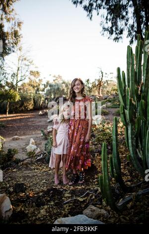 Le sorelle si abbracciano nel Giardino del deserto a San Diego Foto Stock