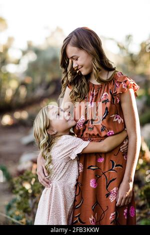 Le sorelle si abbracciano nel Giardino del deserto a San Diego Foto Stock