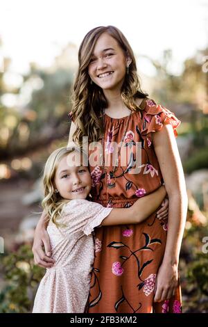 Le sorelle si abbracciano nel Giardino del deserto a San Diego Foto Stock