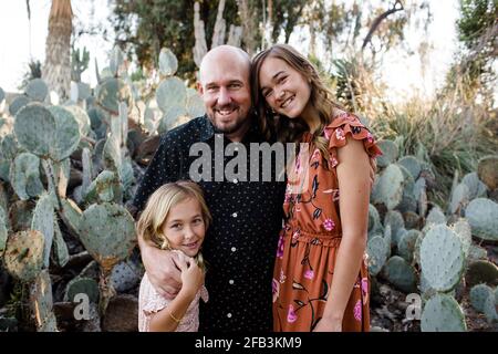 Padre e Figlie nel Giardino del deserto a San Diego Foto Stock