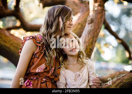 Suore di Snuggling in Tree a San Diego Foto Stock