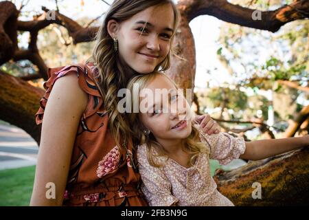 Suore di Snuggling in Tree a San Diego Foto Stock