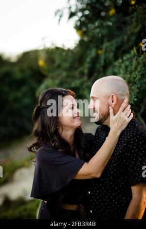 Marito e moglie si sncontrano nel giardino di San Diego Foto Stock