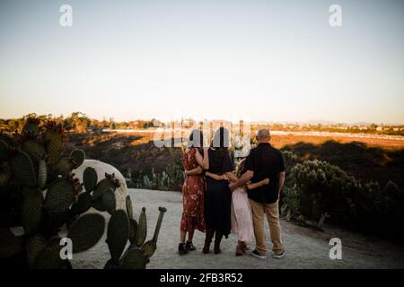 Famiglia di quattro persone che gode della vista in giardino a San Diego Foto Stock