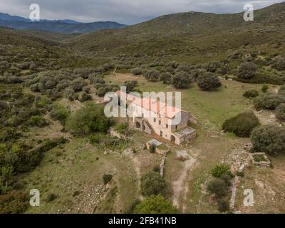 Vista aerea di un edificio di fattoria deserto circondato da lussureggiante Verde macchia a Ifana in Corsica Foto Stock